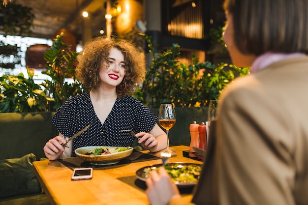 Foto gratuita amigos comiendo en restaurante