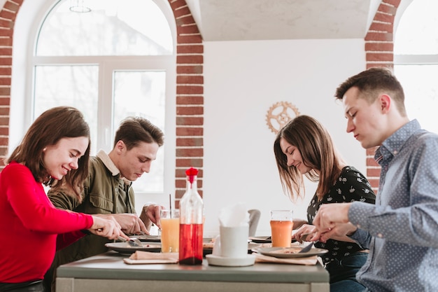 Foto gratuita amigos comiendo en un restaurante