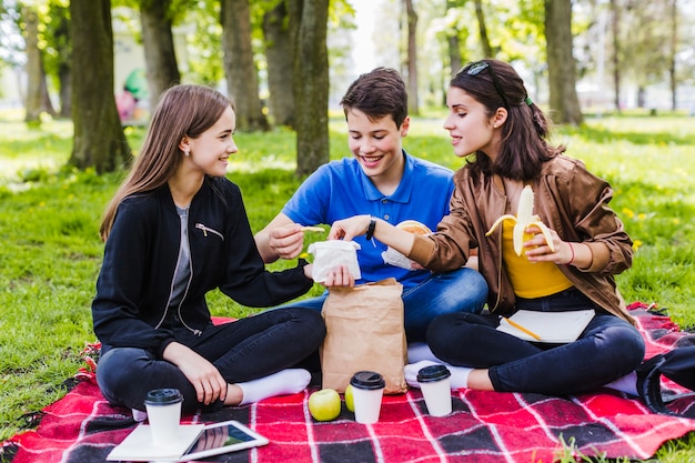 Amigos compartiendo patatas a la hora del almuerzo