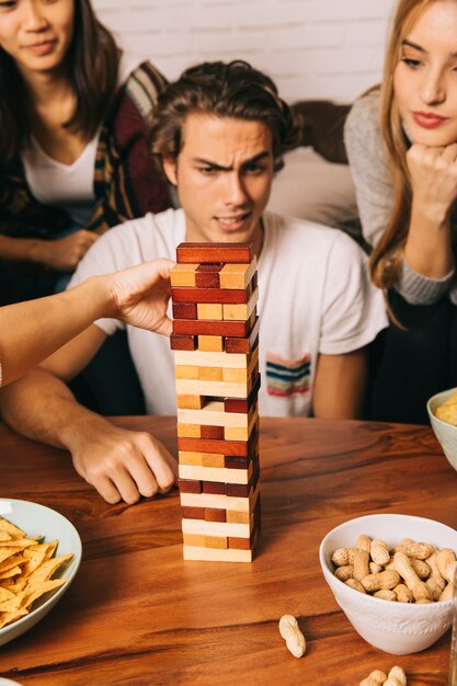 Amigos concentrados jugando juego de mesa