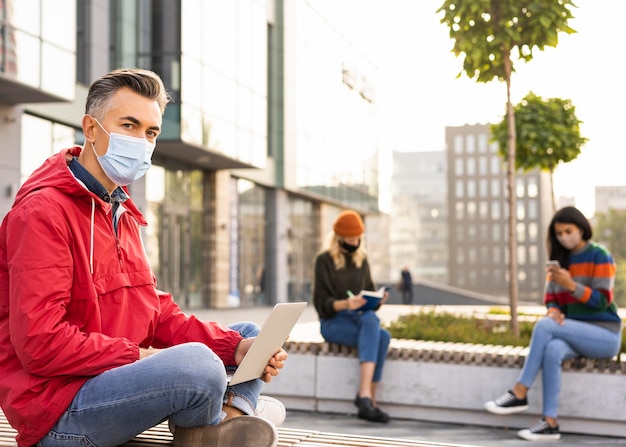 Amigos con concepto de distancia social