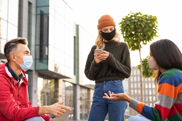 Amigos con concepto de distancia social