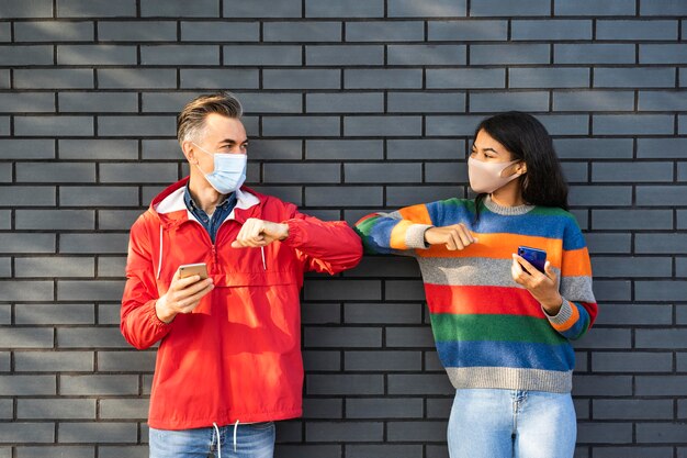 Amigos con concepto de distancia social