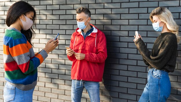 Amigos con concepto de distancia social