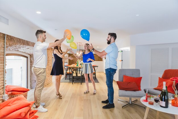 Amigos contentos jugando con globos