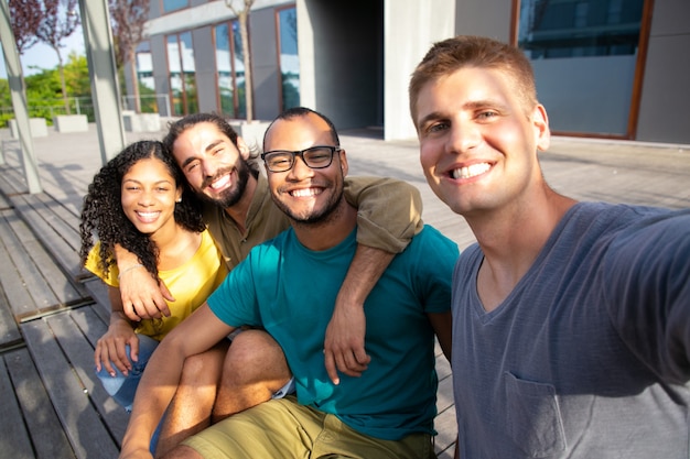 Amigos contentos que toman selfie al aire libre