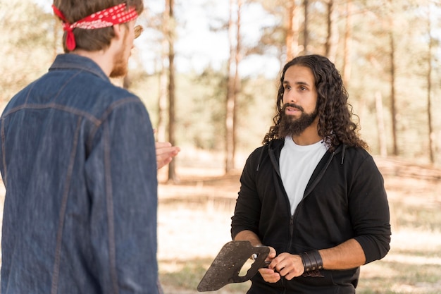 Foto gratuita amigos conversando al aire libre sobre barbacoa