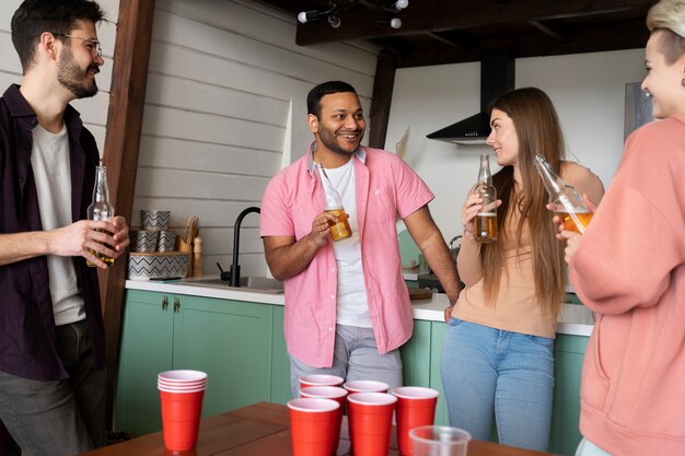 Amigos conversando sobre un juego de beer pong