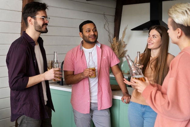 Amigos conversando sobre un juego de beer pong