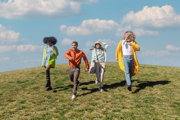Foto gratuita amigos corriendo al aire libre en un campo