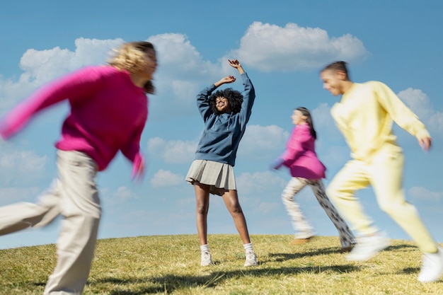 Amigos corriendo juntos en un campo al aire libre