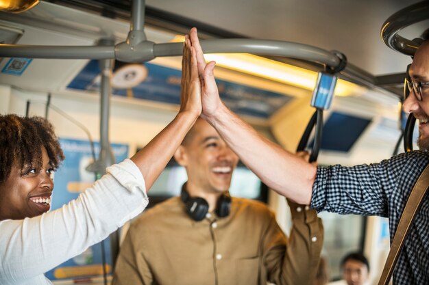 Amigos dando un alto cinco en un tren