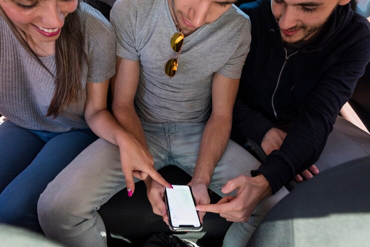 Foto gratuito amigos dentro del coche mirando el gps