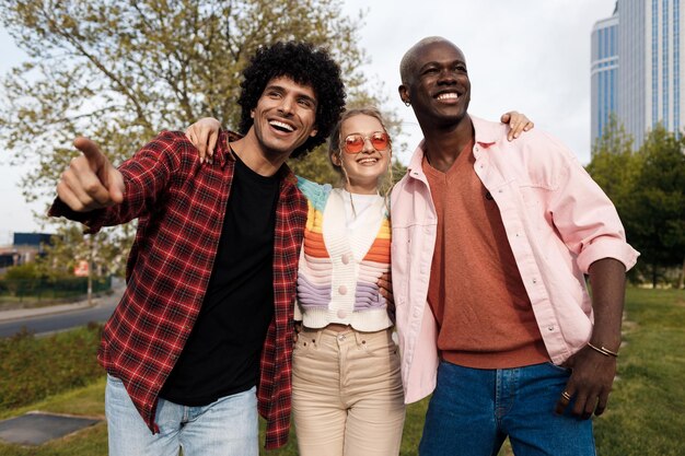 amigos de diferentes colores al aire libre