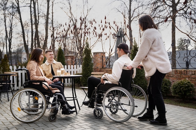 Amigos discapacitados de tiro completo al aire libre