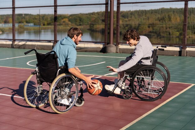 Amigos discapacitados de tiro completo jugando baloncesto