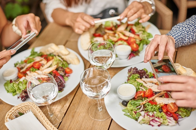 Amigos disfrutando de un almuerzo en un restaurante