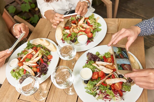 Amigos disfrutando de un almuerzo en un restaurante