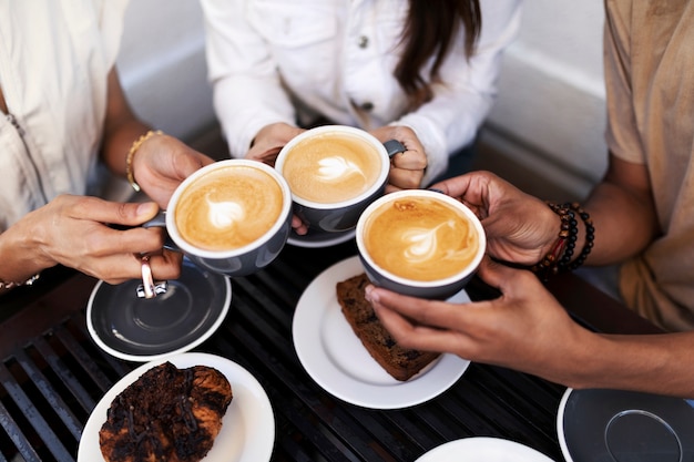 Foto gratuita amigos disfrutando de un café juntos