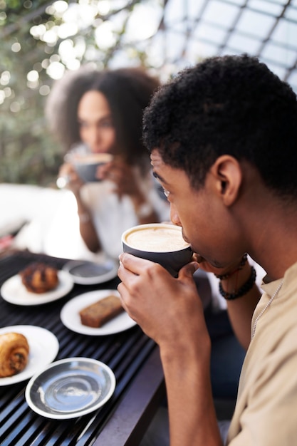 Foto gratuita amigos disfrutando de un café juntos