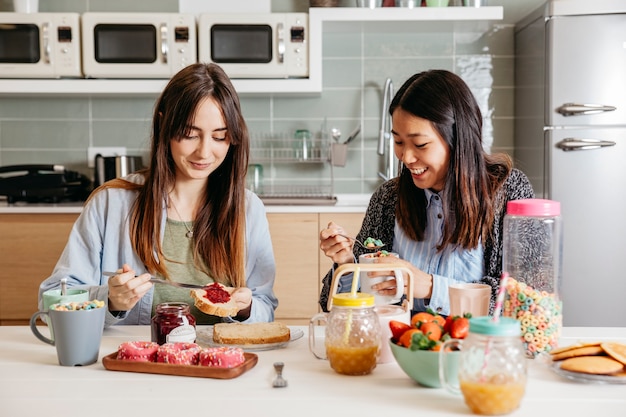 Amigos disfrutando del desayuno en la cocina