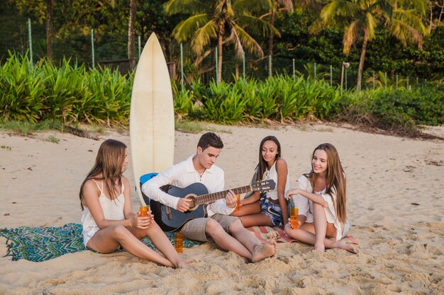 Amigos disfrutando de la música en la playa