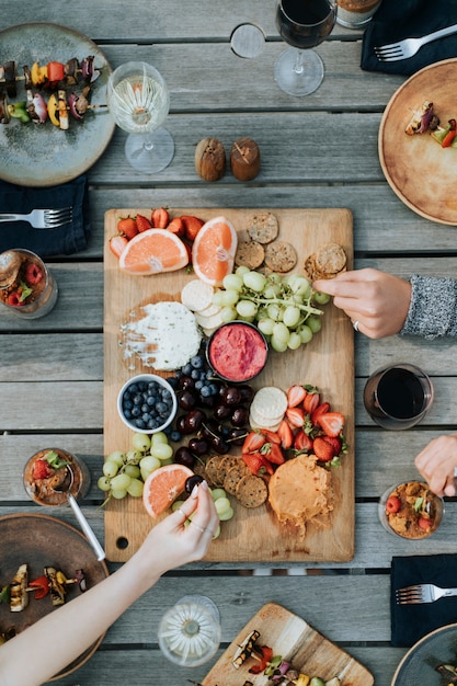 Amigos disfrutando de un plato de frutas