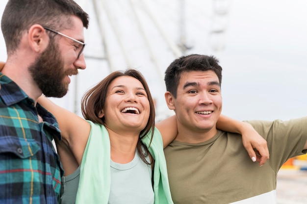 Amigos disfrutando de su tiempo juntos al aire libre