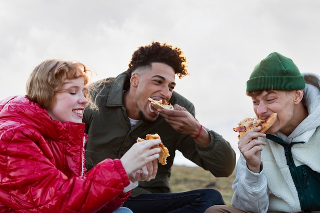 Foto gratuita amigos disfrutando de su vida sin conexión