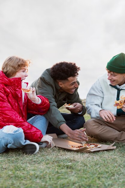 Amigos disfrutando de su vida sin conexión