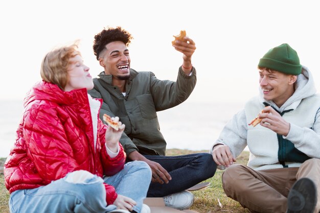 Amigos disfrutando de su vida sin conexión