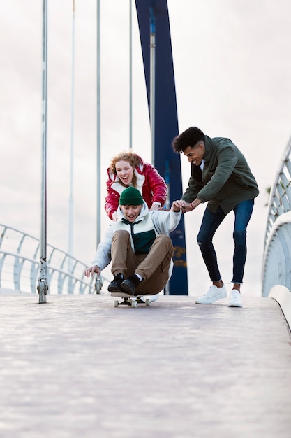 Foto gratuita amigos disfrutando de su vida sin conexión