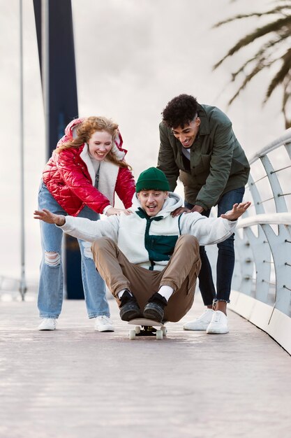 Amigos disfrutando de su vida sin conexión