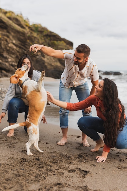 Amigos disfrutando de tiempo con perro