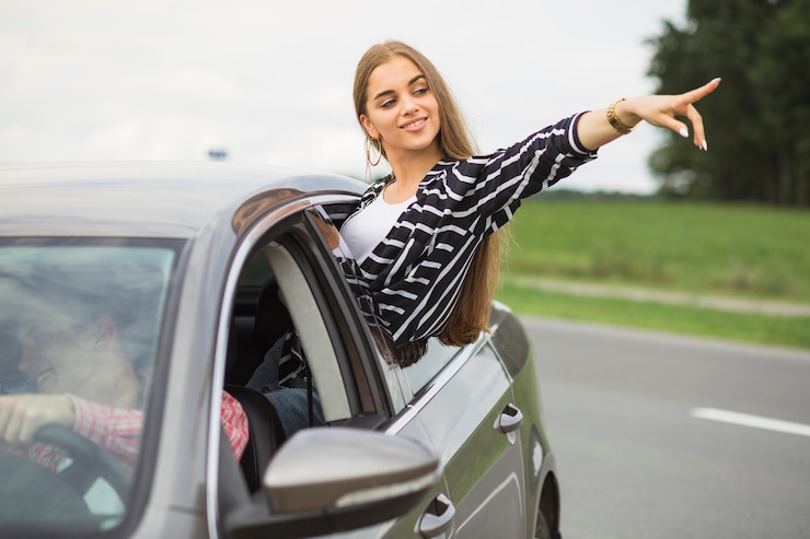 Foto gratuito amigos disfrutando en el viaje por carretera