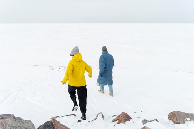 Foto gratuita amigos disfrutando del viaje de invierno