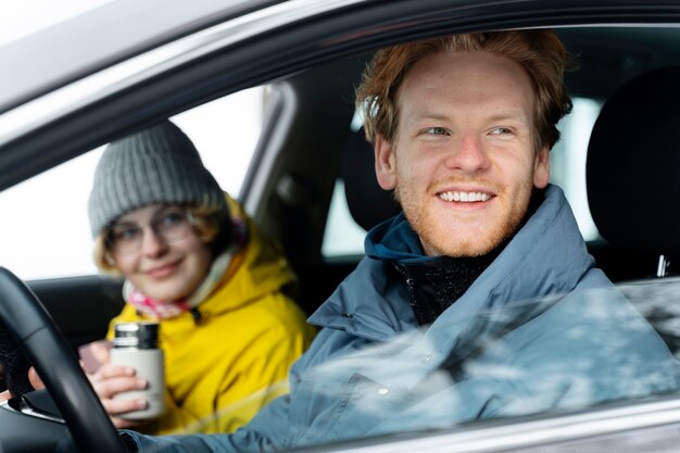 Amigos disfrutando del viaje de invierno