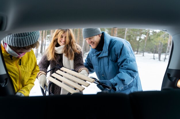 Amigos disfrutando del viaje de invierno