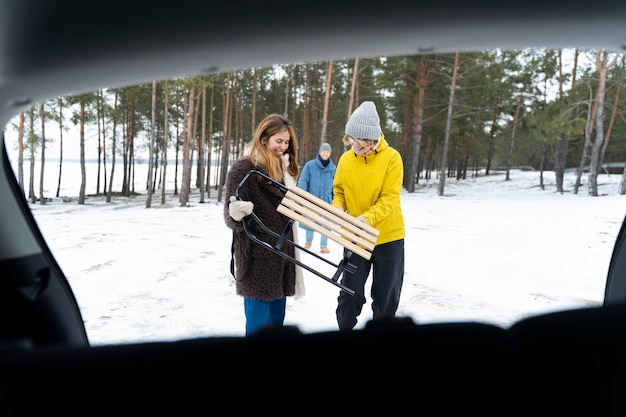 Foto gratuita amigos disfrutando del viaje de invierno