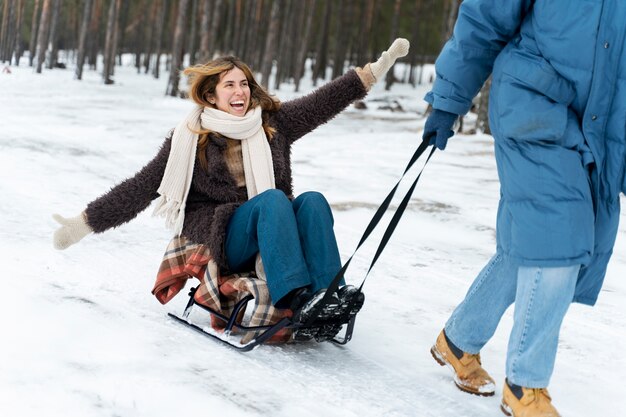 Amigos disfrutando del viaje de invierno