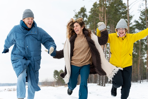 Amigos disfrutando del viaje de invierno