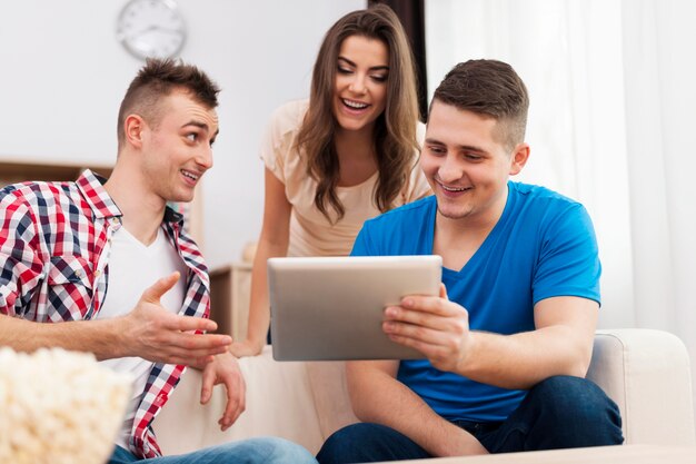 Amigos disfrutando de wifi gratis en tableta digital