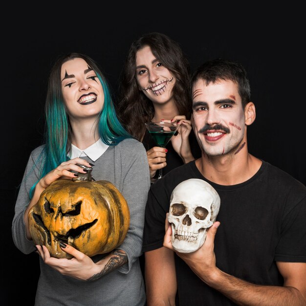 Amigos divertidos con atributos de Halloween