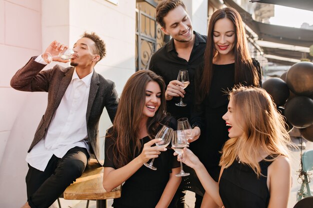 Amigos divirtiéndose al aire libre