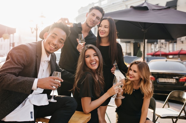 Amigos divirtiéndose al aire libre