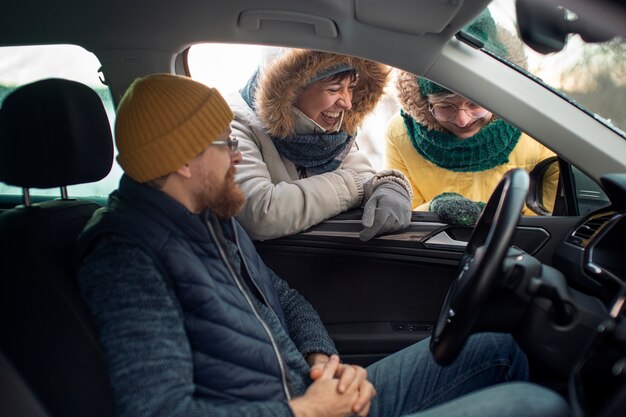 Amigos divirtiéndose en el auto