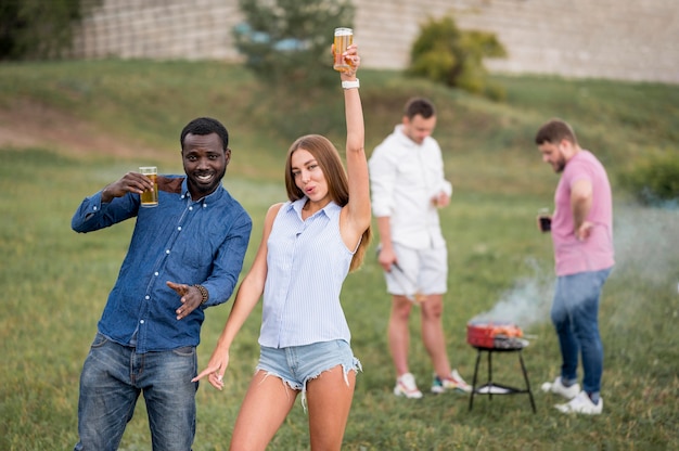 Foto gratuita amigos divirtiéndose en una barbacoa con cervezas