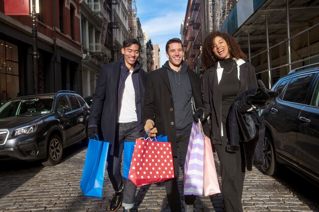 Amigos divirtiéndose y comprando juntos