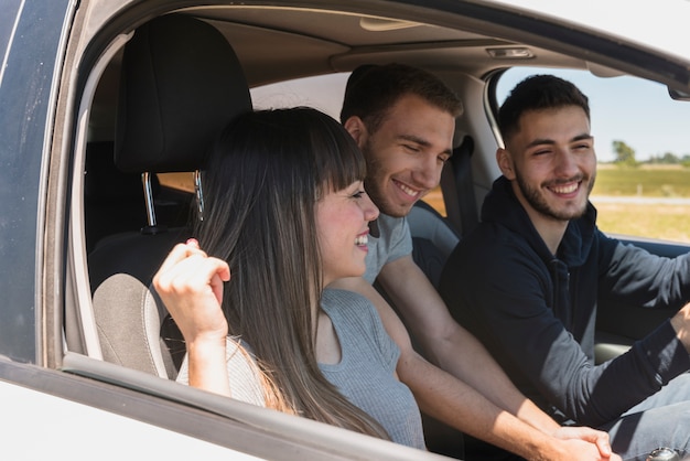 Amigos divirtiéndose dentro del coche