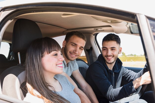 Amigos divirtiéndose dentro del coche